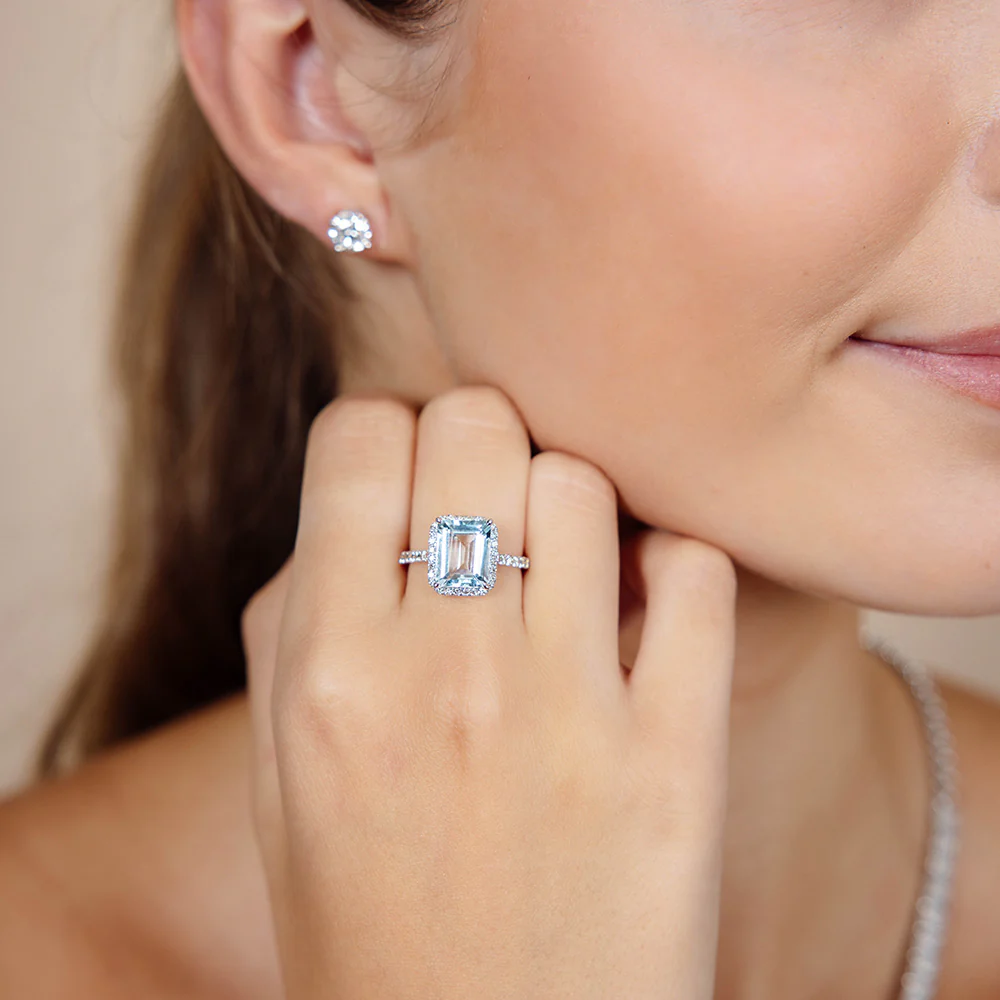 9ct White Gold 2.4ct Aquamarine and 1/3 Carat Diamond Ring - Image 4