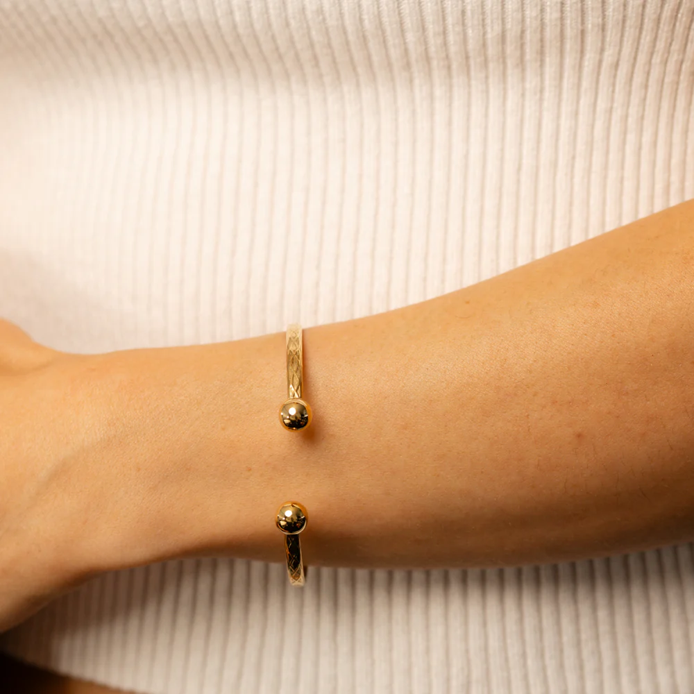 9ct Yellow Gold Silverfilled Patterned Torque Bangle - Image 3